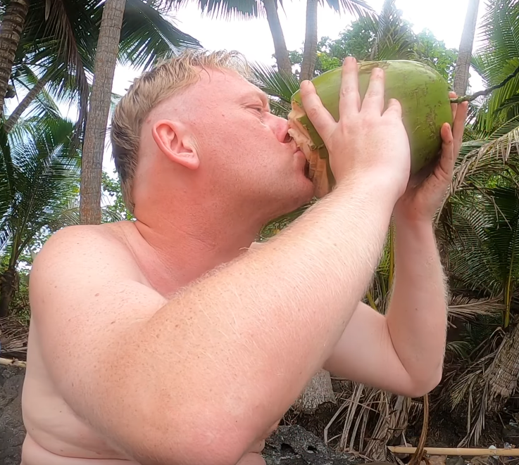 7 vs. Wild Staffel 2 - Folge 5: Knossi holt sich Kokosnüsse vom Baum. Coconut Schooock ;)